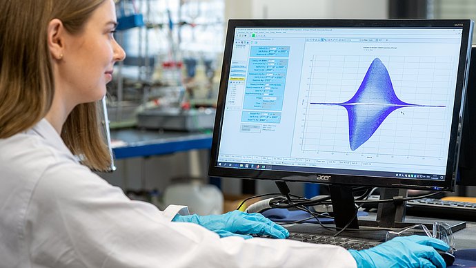 Physik Department der TU München Lehrstuhl Bandarenka ; Forschung zu Physik der Energieumwandlung und -speicherung, im Bereich Brennstoffzelle, Wasserspaltung und Akku-Technologie
Foto: Andreas Heddergott /TUM; Verwendung frei für die Berichterstattun Eine Energie-Forscherin an einem Monitor.