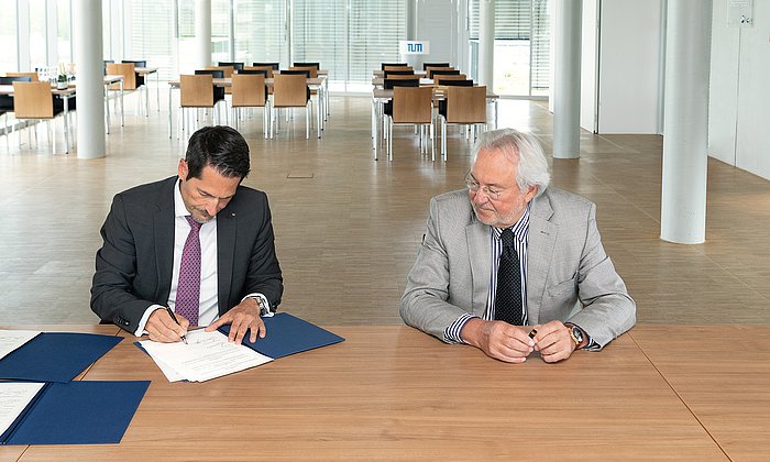 TUM-Präsident Thomas F. Hofmann (links) und  EQUA-Stiftungsvorstand Dr. Ulrich Wacke