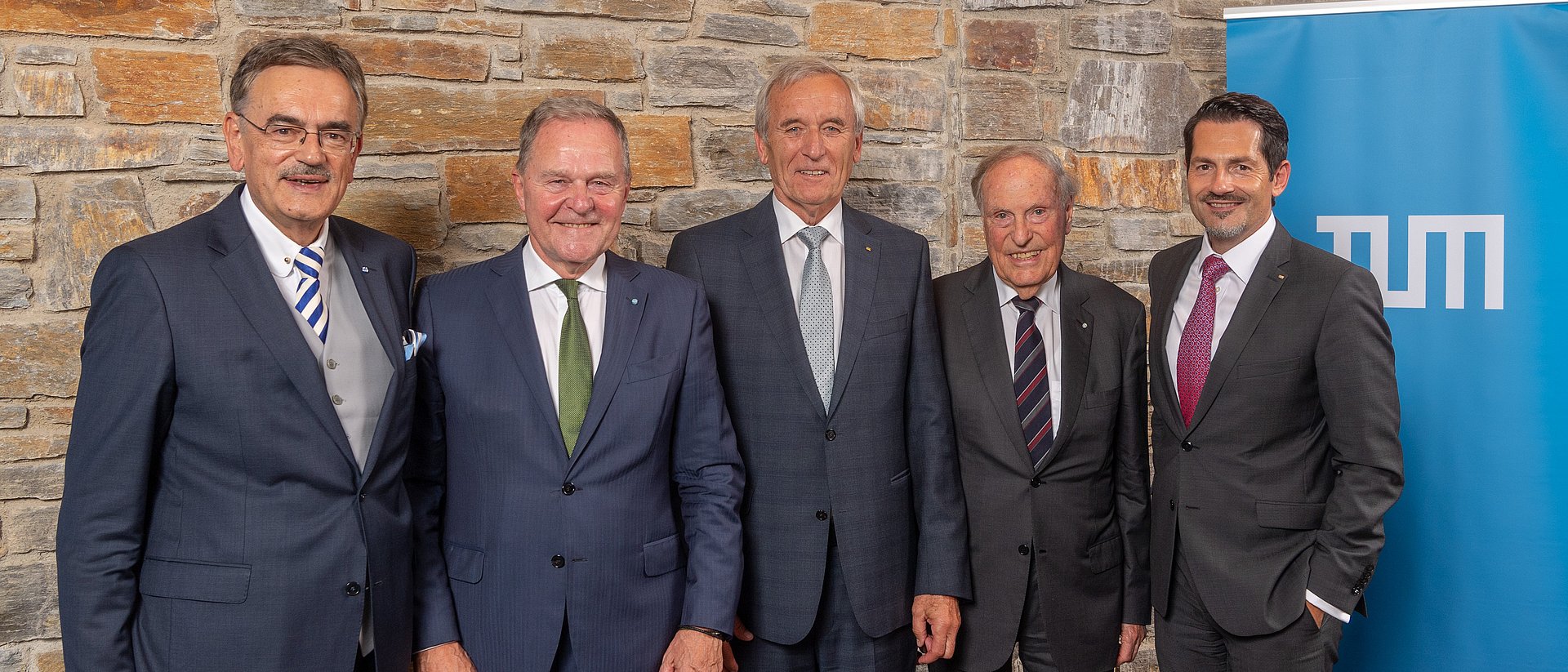 Prof. Dr. Wolfgang A. Herrmann, Präsident der TUM, (r.) und Prof. Dr. Thomas Hofmann, designierter Präsident der TUM, (r.) verleihen den Goldenen Ehrenring der TUM an Dr. Wolfgang Heubisch, Prof. Arnulf Melzer und Dr. Hermann Balle (v.l.n.r.).