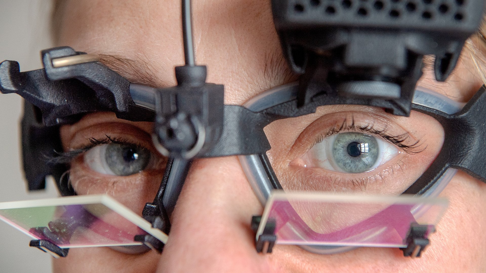 Mit Hilfe einer speziellen Brille werden Augen- und Kopfbewegungen der Versuchsteilnehmerinnen und -teilnehmer erfasst. 