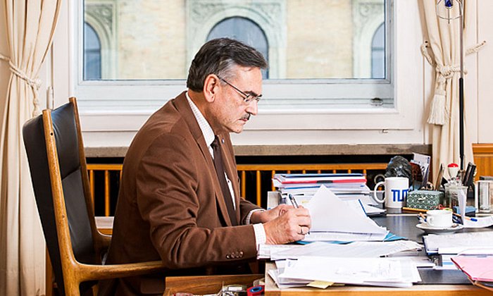 TUM-Präsident Wolfgang A. Herrmann an seinem Schreibtisch mit Blick auf die Alte Pinakothek.