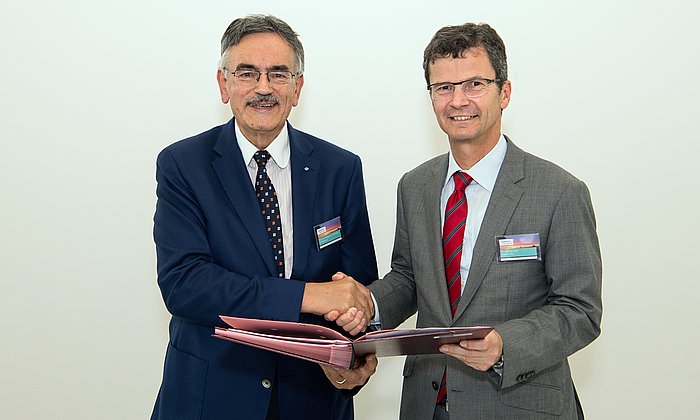 Dr. Norbert Gaus von der Siemens AG (rechts) und TUM-Präsident Prof. Wolfgang A. Herrmann nach der Unterzeichnung der Zuwendungsvereinbarung. (Bild: Benz / TUM)