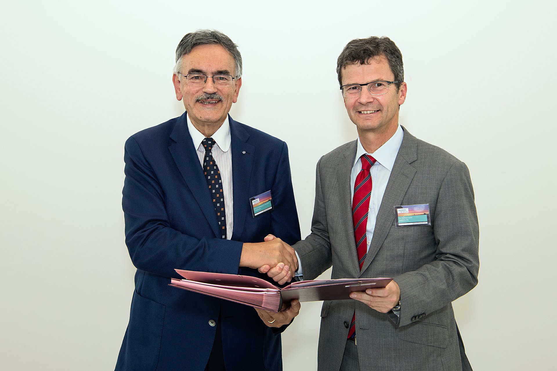 Dr. Norbert Gaus von der Siemens AG (rechts) und TUM-Präsident Prof. Wolfgang A. Herrmann nach der Unterzeichnung der Zuwendungsvereinbarung. (Bild: Benz / TUM)