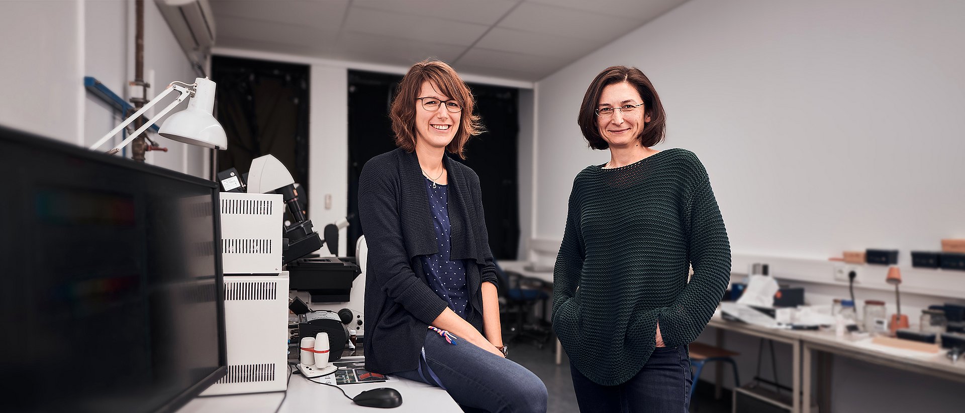 Erstautorin Angela Oberhofer und Dr. Zeynep Ökten im Mikroskopraum.