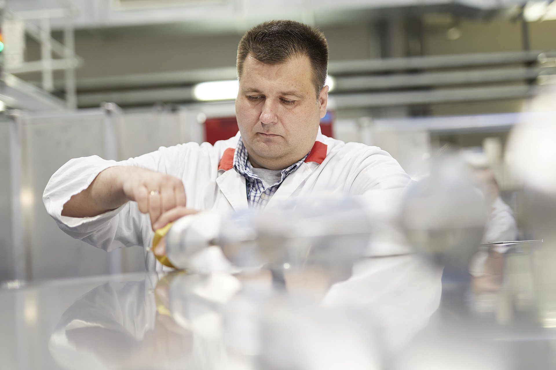 Dr. Anatoliy Senyshyn befestigt eine Probe zum Messen mit Neutronen am Strukturpulverdiffraktometer SPODI des Heinz Maier-Leibnitz Zentrums.