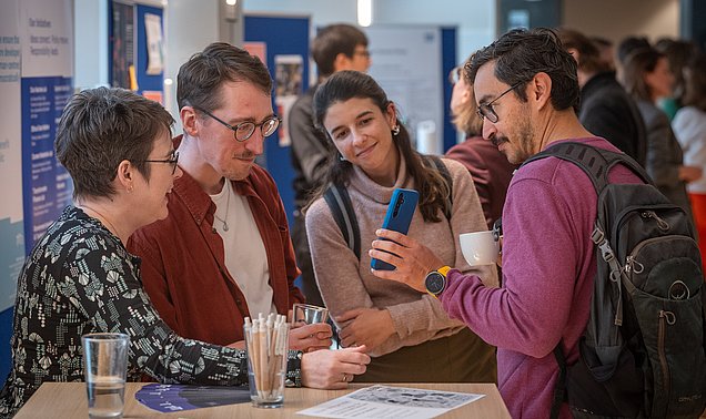 Vier Menschen unterhalten sich bei der Eröffnung des TUM Public Science Lab 