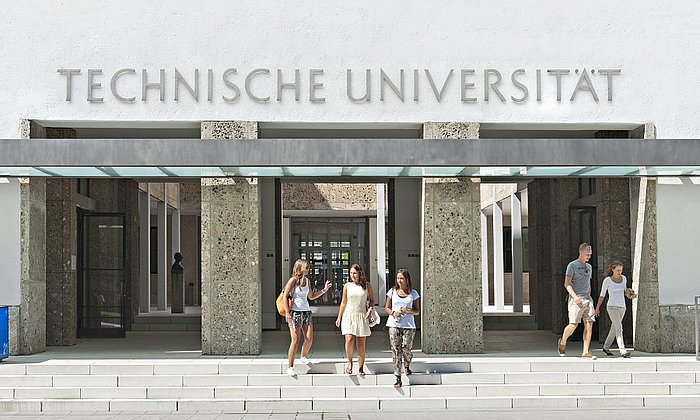 Eingang der TU München in der Innenstadt (Bild: U. Benz / TUM)