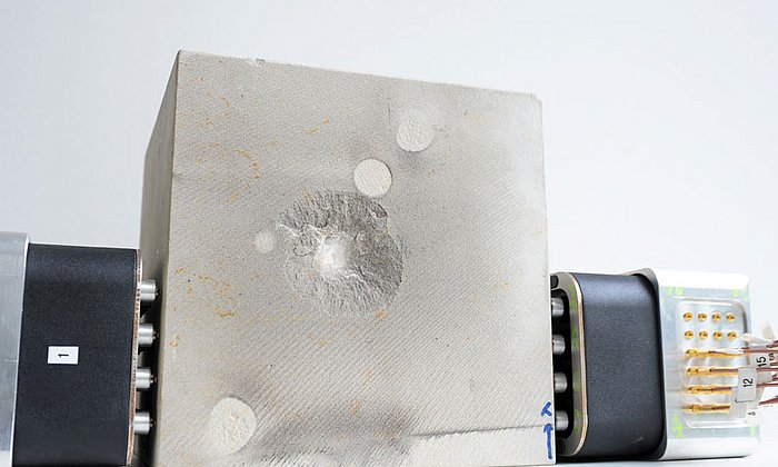 Ultraschall eines Sandsteinblocks nach dem Einschlag eines Meteoriten-Modells