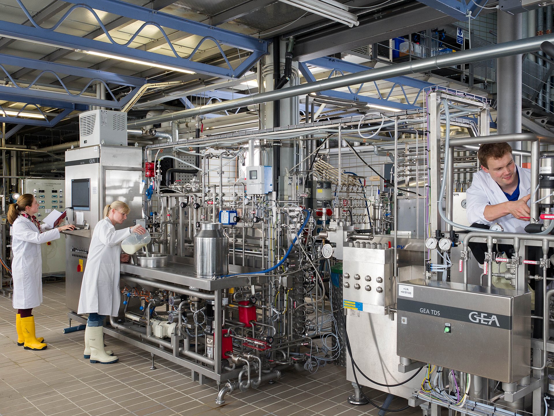 Melanie Marx, Patricia Meyer and Joseph Dumpler (left to right) from the Chair of Food Process Engineering run a test to heat milk concentrate.