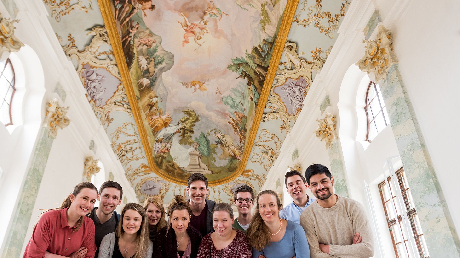 Das TUM Science and Study Center in Raitenhaslach bei Burghausen; im Bild: Studierende der Technischen Universitaet Muenchen (TUM) im Festsaal, unter dem Fresko; Foto: © Astrid Eckert / TU Muenchen;
Verwendung frei fuer die Berichterstattung ueber die Studierende vor saniertem Deckengemälde im Akademiezentrum TUM Raitenhaslach