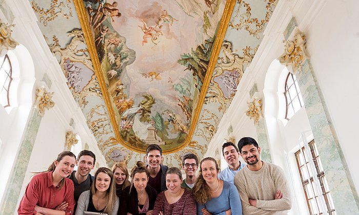 Gruppe von Studierenden vor saniertem Deckengemälde im TUM Akademiezentrum Raitenhaslach