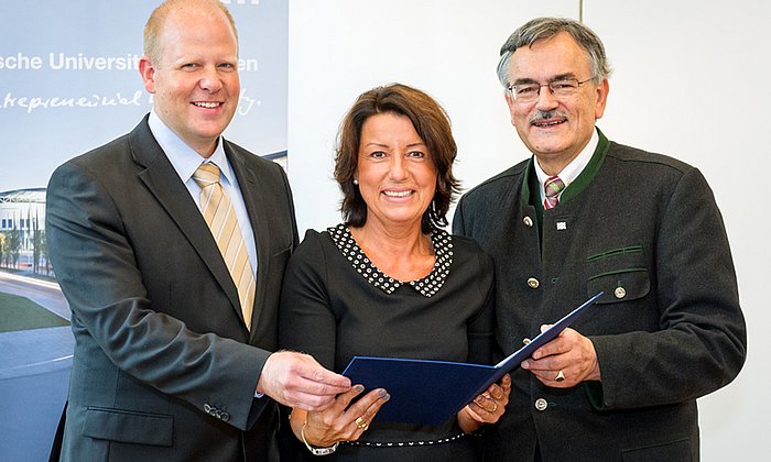 On September 23, representatives of TUM and Klaus Tschira Foundation signed the contract for the new research center (f.l.t.r.): Harald Tschira and Beate Spiegel, Directors of the Klaus Tschira Foundation, Prof. Wolfgang A. Herrmann, President of TUM (Photo: A. Eckert / TUM)