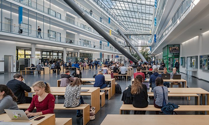 Parabelrutschen in der Magistrale des Mathematik-Informatik-Gebäudes der TUM School of Computation, Information and Technology (CIT) am Campus Garching-Forschungszentrum