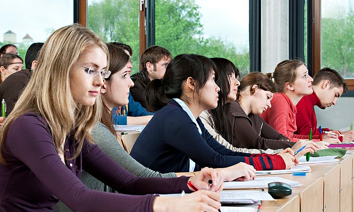 Einfach mal eine Vorlesung besuchen - das ist eine Möglichkeit, sich die Studiumswahl zu erleichtern. Die TUM bietet mit Schülertagen, Mentorings und Ferienprogrammen viele weitere (Foto: U. Benz / TUM).