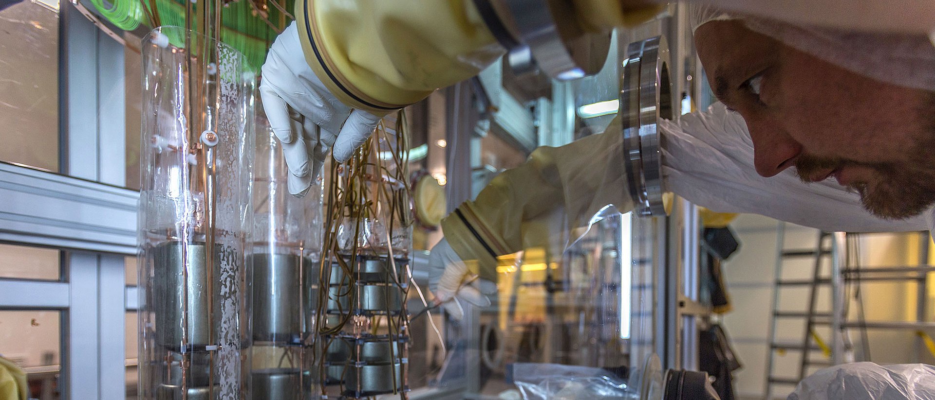Arbeiten im Reinraum des Neutrino-Observatoriums Gran Sasso Ein Wissenschaftler bei der Arbeit an den Germanium-Detektoren im Reinraum des unterirdischen Labors von Gran Sasso.