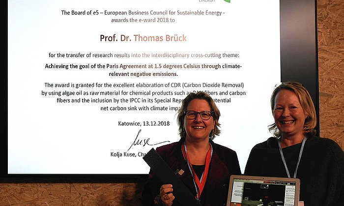 Auf dem UN-Klimagipfel in Kattowitz überreichen Bundesumweltministerin Svenja Schulze und Britta Waschl, Geschäftsführerin von e5, Prof. Brueck, der per Skype zugeschaltet ist, den e-ward des European Business Council for Sustainable Energy (e5). (Bild: K. Kuse / e5)