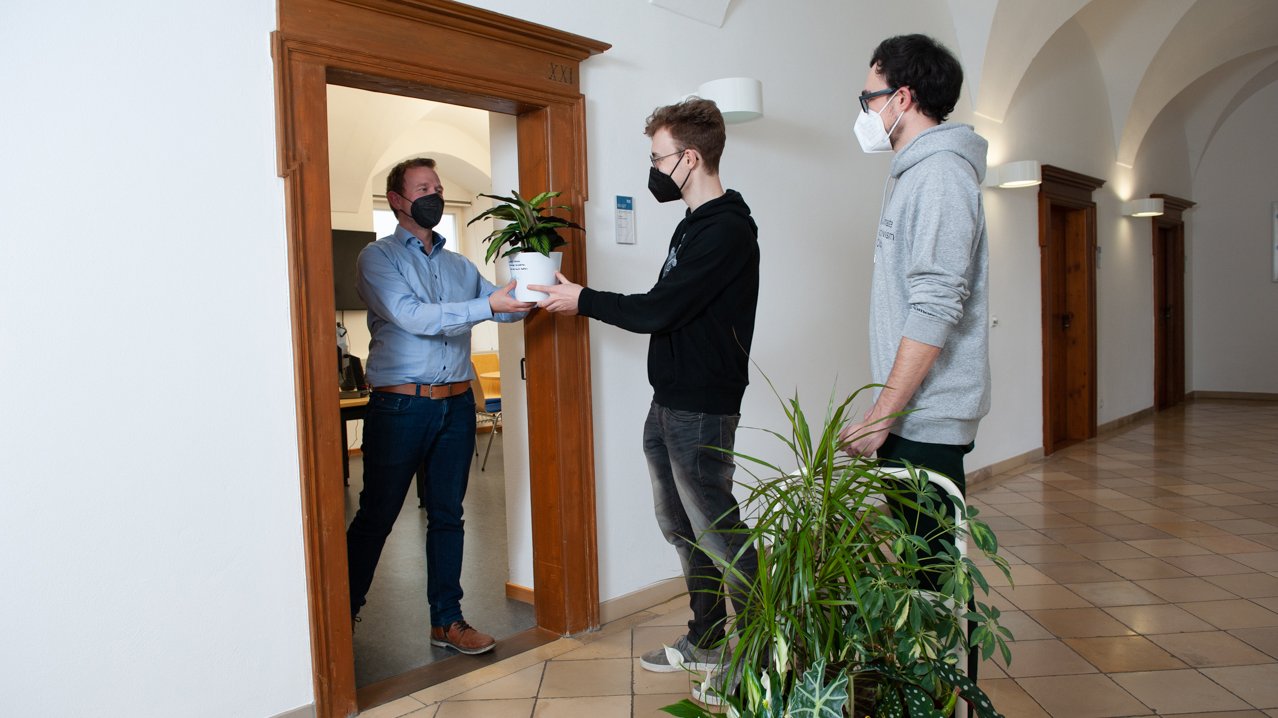 Prof. Dominik Grimm with Adrian Heider and Jonathan Bauer from the Green Office (f.l.t.r.). 