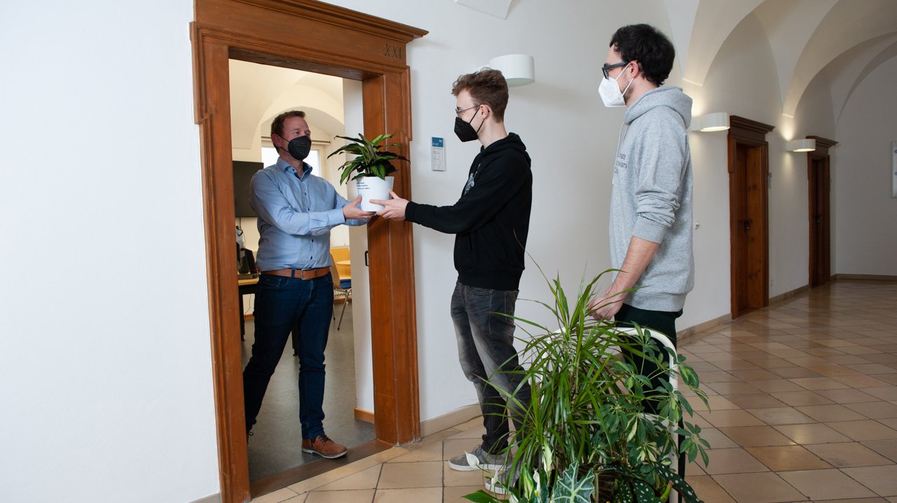 Prof. Dominik Grimm, Adrian Heider und Jonathan Bauer (v.l.n.r.) Prof. Dominik Grimm, Adrian Heider und Jonathan Bauer (v.l.n.r.)