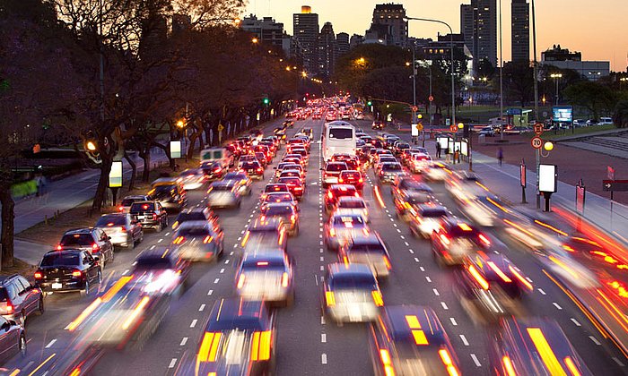 Safely through the city despite the stress, thanks to new driving assistants (Photo: Ralf Hettler / istcokphoto)