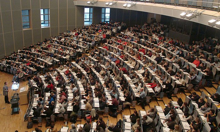 Voller Hörsaal in der TU München.