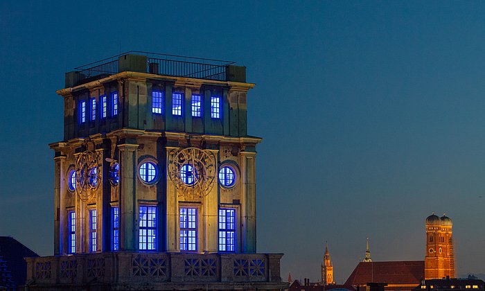 Das Wahrzeichen der TUM bei Nacht: Der Uhrenturm 