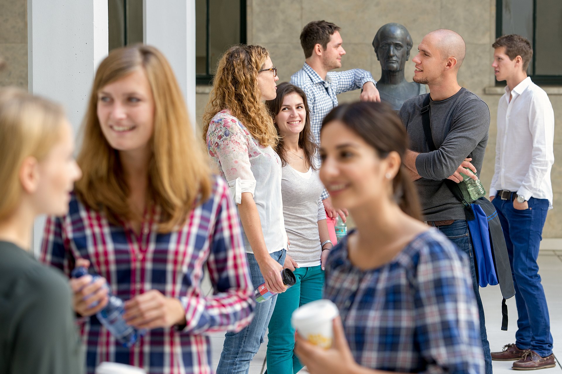 Students of the TUM School of Management in the Vitruvius patio (Picture: A. Eckert / TUM)