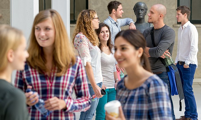 Students of the TUM School of Management in the Vitruvius patio (Picture: A. Eckert / TUM)