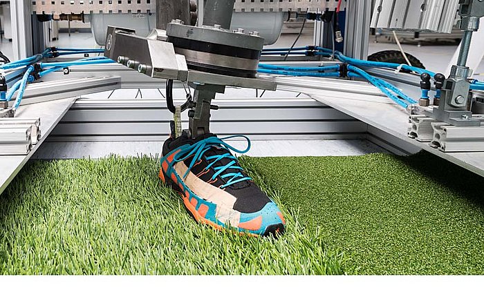 Researchers at the TUM test the performance of sports footwear. (Photo: Uli Benz / TUM)