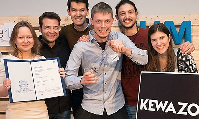 Die Gewinnerinnen und Gewinner des IdeAward 2018: Team KEWAZO (Bild: Uli Benz / TUM)