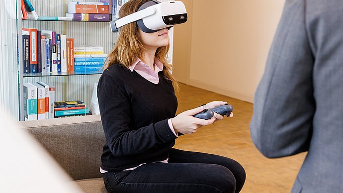 Studentin mit Virtual-Reality-Brille