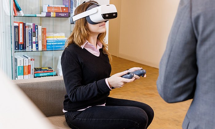 Studentin mit Virtual-Reality-Brille