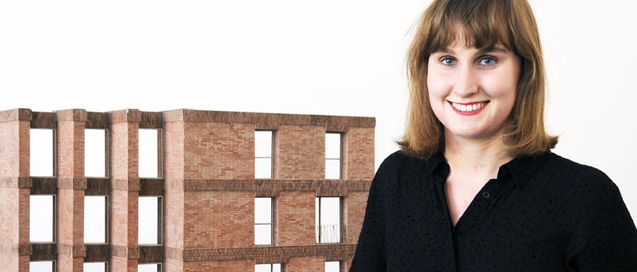 Step Inside mentor Theresa Bader with a model: in the summer semester, she made a design study for a brick building for living and working at the Ostbahnhof. (Photo: Maren Willkomm)