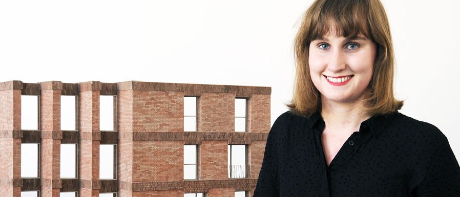 Step Inside-Mentorin Theresa Bader mit Modell: Im Sommersemester hat sie ein Ziegelgebäude für Wohnen und Arbeiten am Ostbahnhof entworfen. (Foto: Maren Willkomm) Step Inside-Mentorin Theresa Bader mit Modell: Im Sommersemester hat sie ein Ziegelgebäude für Wohnen und Arbeiten am Ostbahnhof entworfen. (Foto: Maren Willkomm)