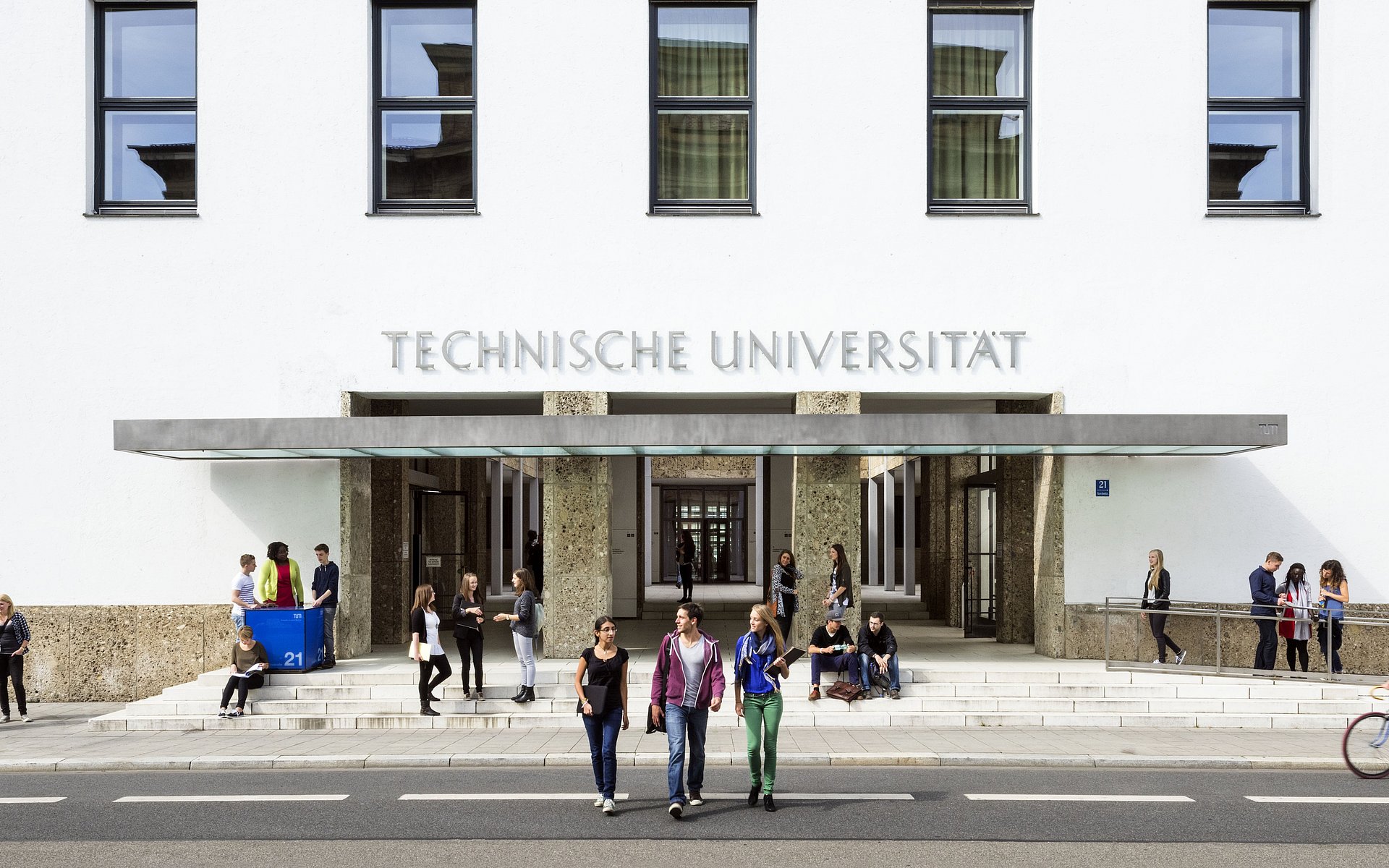 Students in front of TUM's main entrance at the Munich campus.