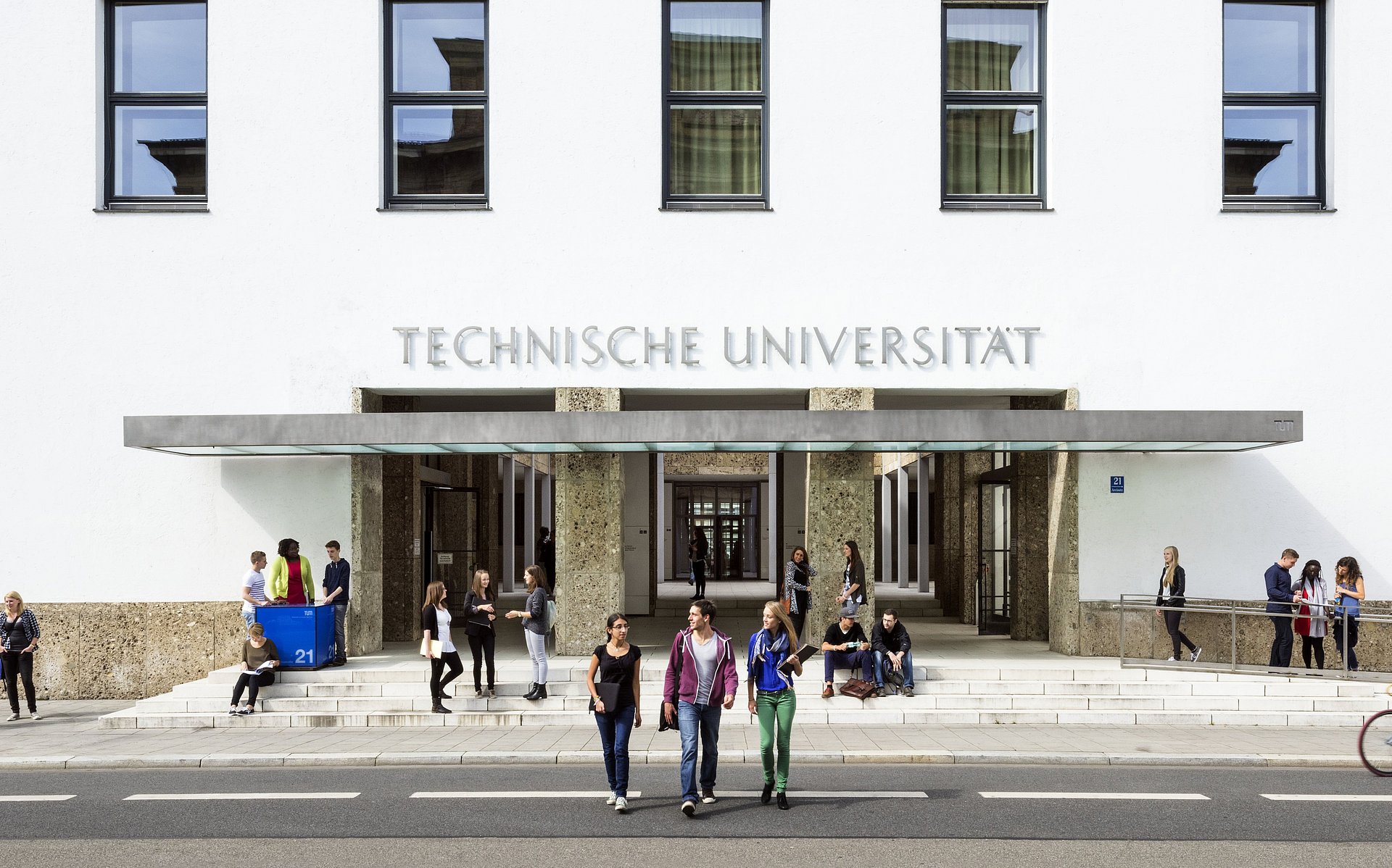 Studierende vor dem Hauptgebäude der TUM am Campus München.