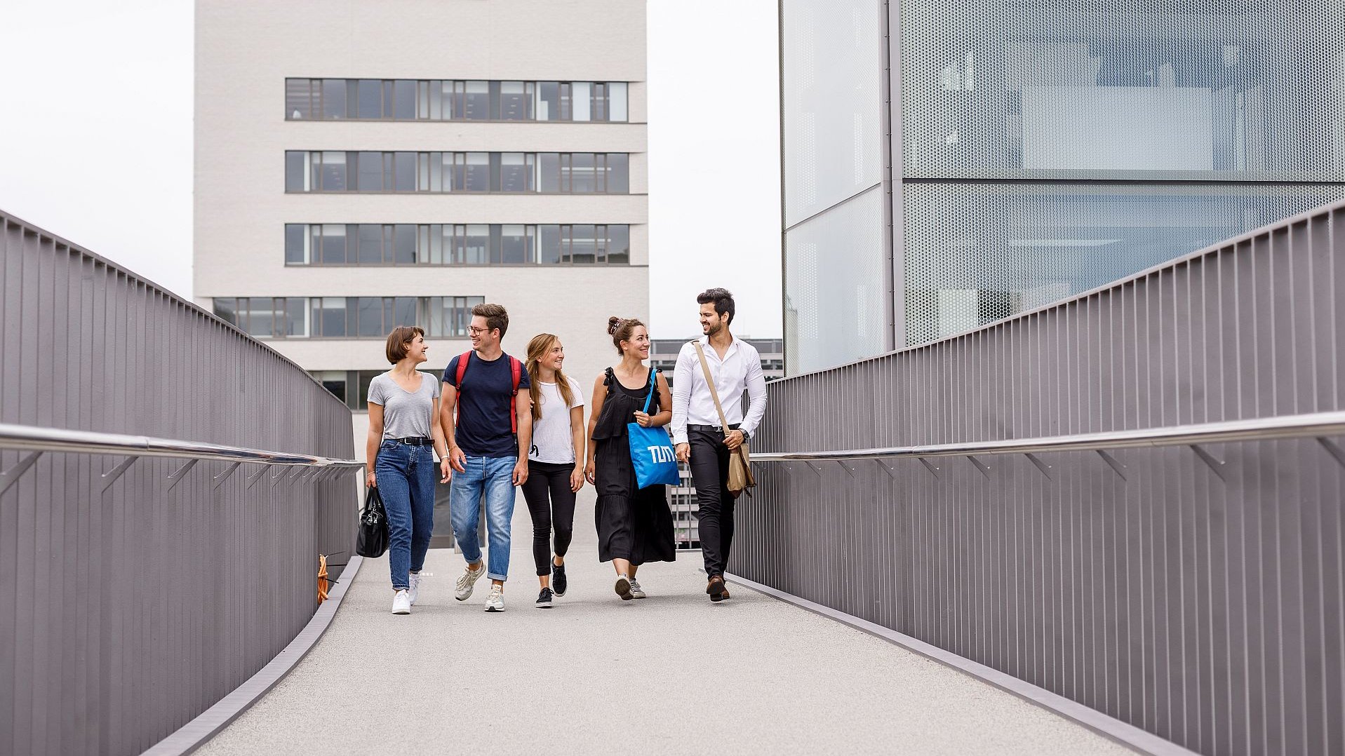 Studierende laufen über eine Brücke