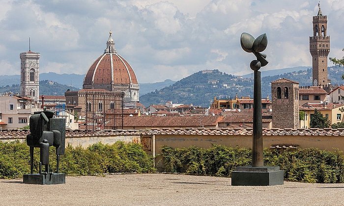 Panorama auf Florenz vom Boboli-Garten mit zwei Skulpturen von Fritz Koenig.