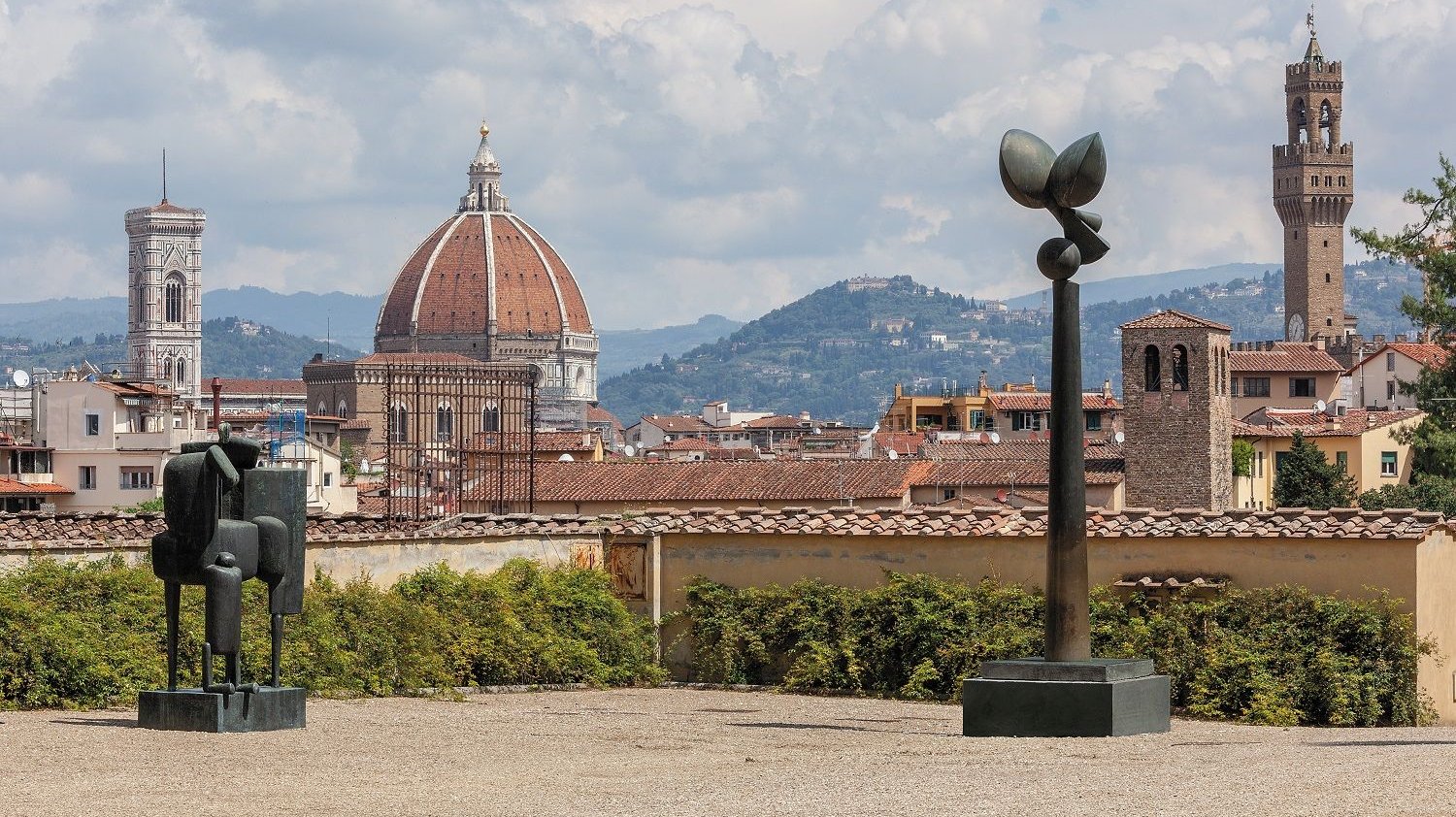 Panorama auf Florenz vom Boboli-Garten mit zwei Skulpturen von Fritz Koenig.