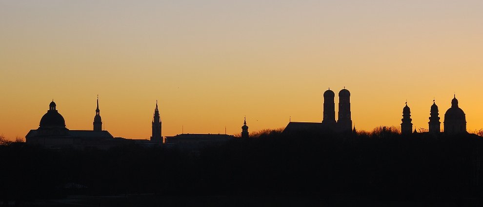 Abendliche Silhouette der Stadt München
