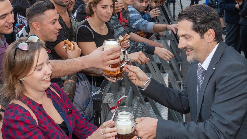 A new record: 41,500 TUM students. Vice President Thomas Hofmann (right) with freshers at the matriculation ceremony. (Photo: Andreas Heddergott)