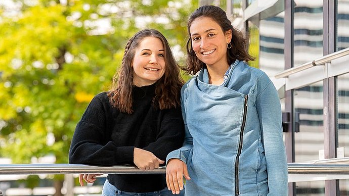 TUM students Ophelia Wach and Vanessa Zwisele (left) collect the votes of people from 100 countries. 