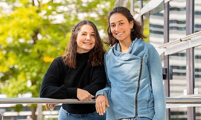 TUM students Ophelia Wach and Vanessa Zwisele (left) collect the votes of people from 100 countries. 