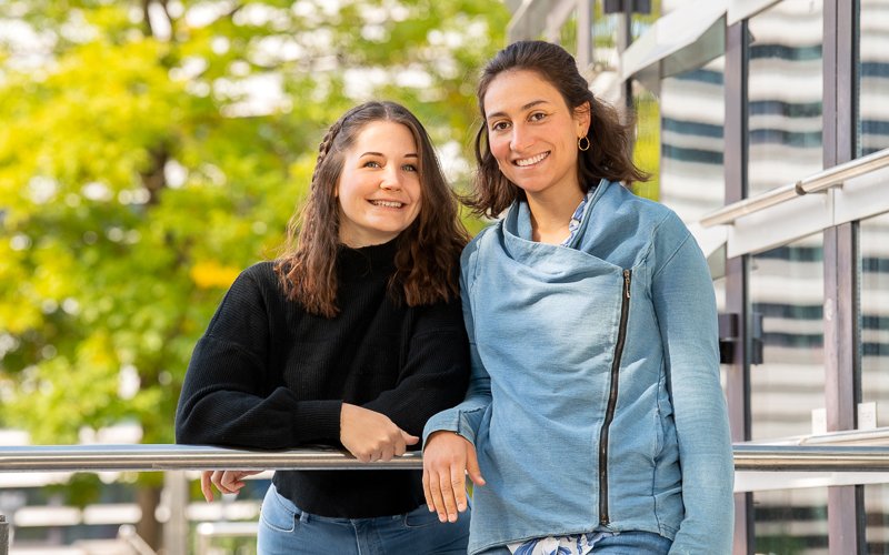 TUM students Ophelia Wach and Vanessa Zwisele (left) collect the votes of people from 100 countries. 