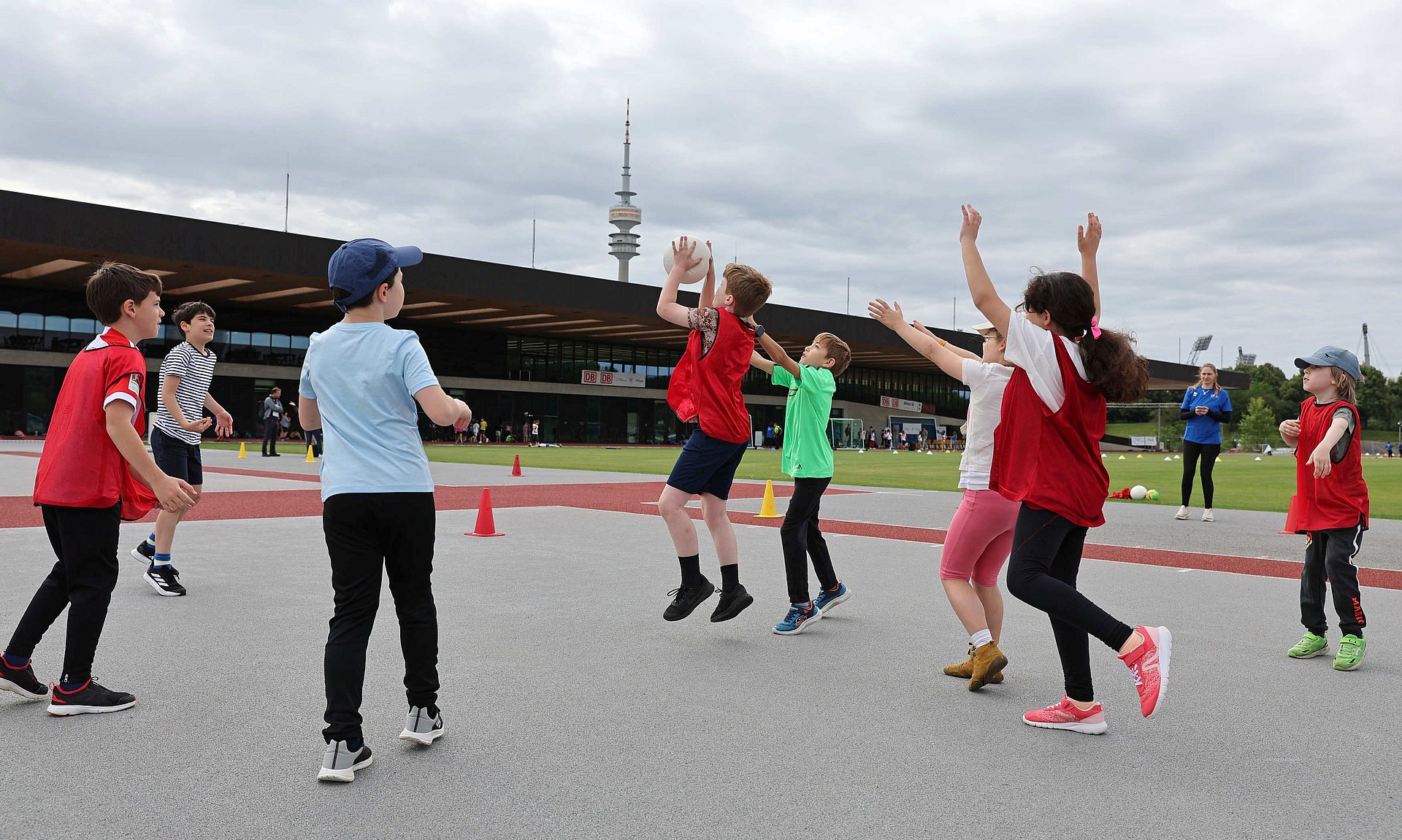 Schoolchildren at the "Jugend trainiert" competition on the TUM campus in the Olympic Park Schoolchildren at the "Jugend trainiert" competition on the TUM campus in the Olympic Park