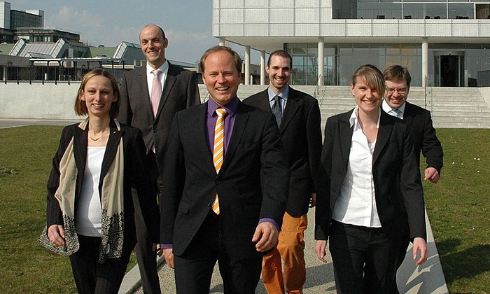 Das Team von AVIRU vor dem Institut für Advanced Study auf dem Campus Garching der Technischen Universität München. Von links nach rechts: Dr. Katrin Lorenz-Baath, Prof. Dr. Stephan Sieber, Dr. Oliver Baron, Dr. Thomas Böttcher, Dr. Franziska Weinandy, Dr. Vadim Korotkov - Foto: Dominique Tomlinson