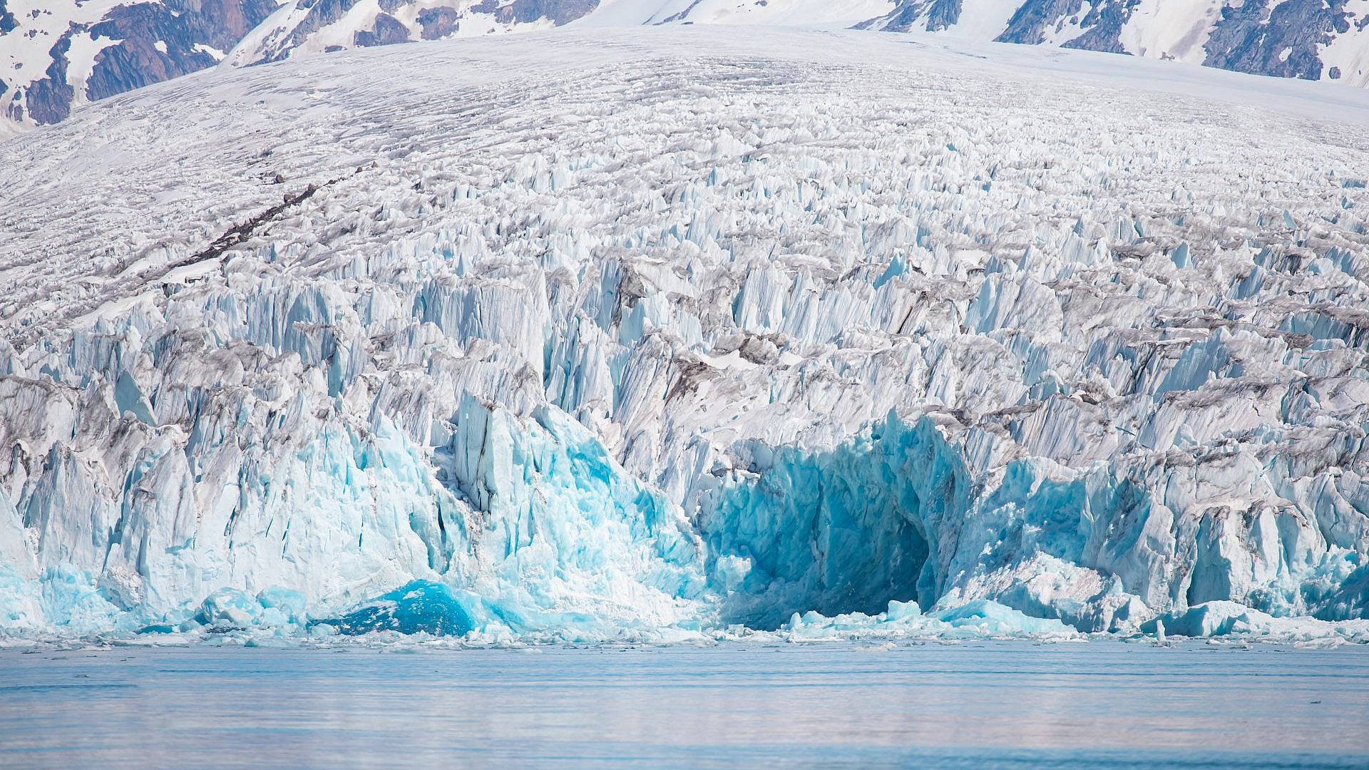 Eine Eisklippe in Grönland .