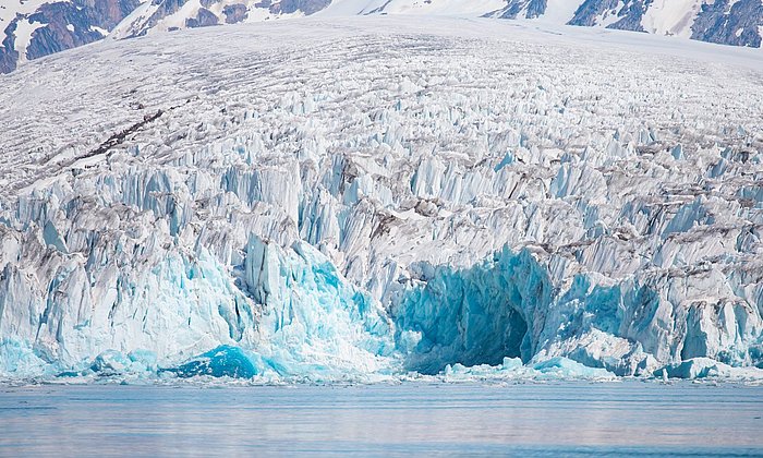 Eine Eisklippe in Grönland .
