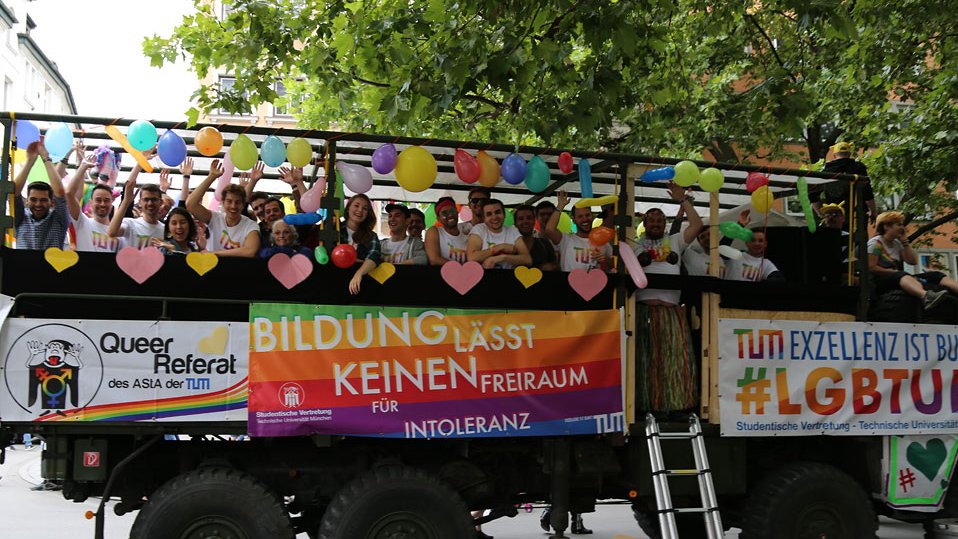 Show your colors and have fun: there will also be a TUM-wagon at the CSD 2018. (Photo: Joerg Bilgram)