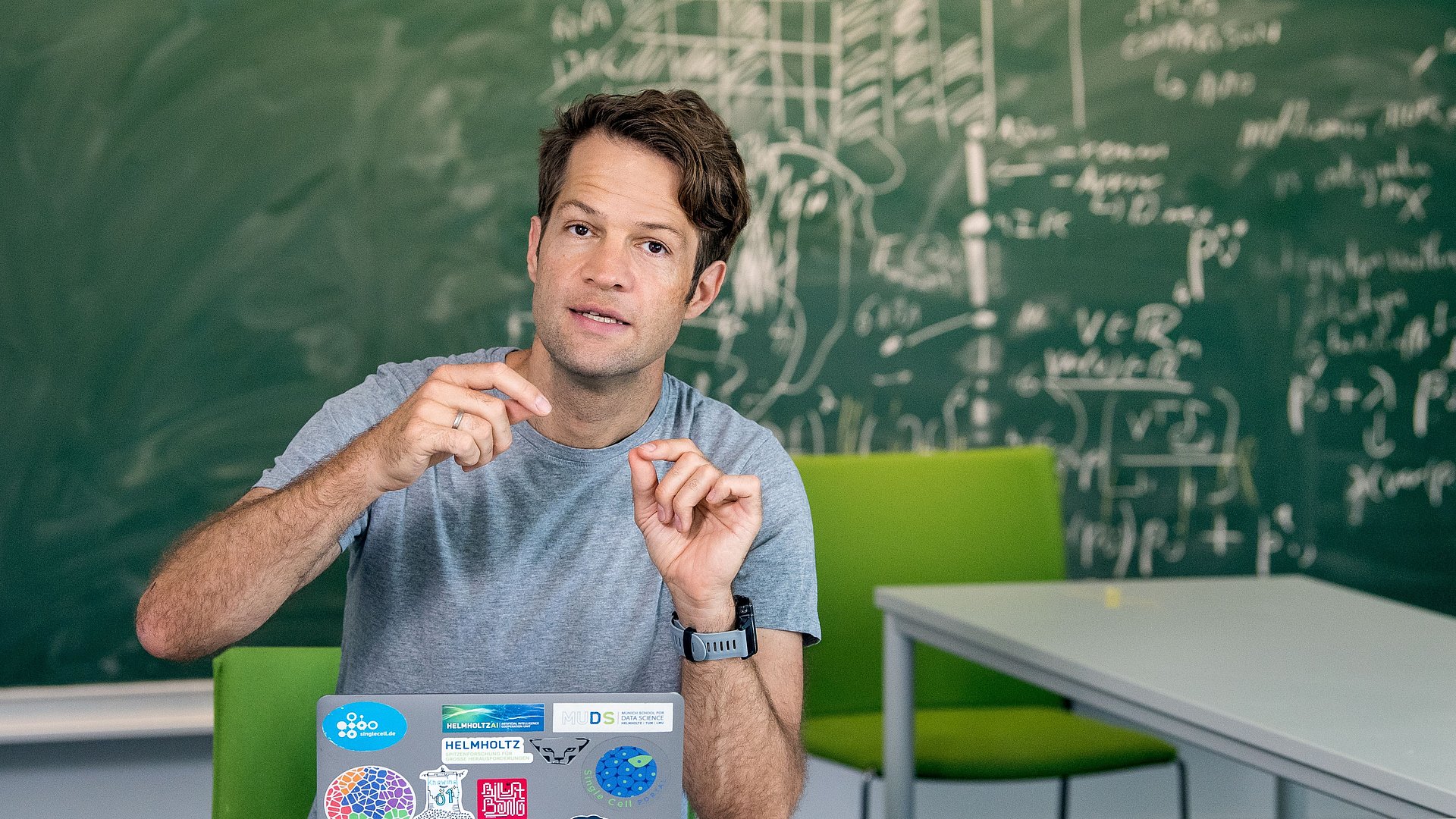 Prof. Fabian Theis, Lehrstuhl fuer Mathematische Modelle biologischer Systeme an der Technischen Universitaet Muenchen (TUM), und Dirketor des ICB( Institute of Computational biology) am Helmholtz Zentrum Muenchen ; fotografiert am Helmholtz Zentrum, am 3
