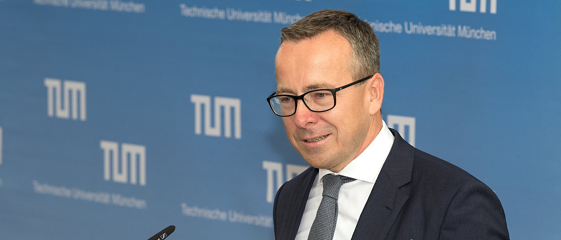Prof. Gunther Friedl Prof. Gunther Friedl, Inhaber des Lehrstuhls für Controlling und Dekan der TUM School of Management an einem Rednerpult.